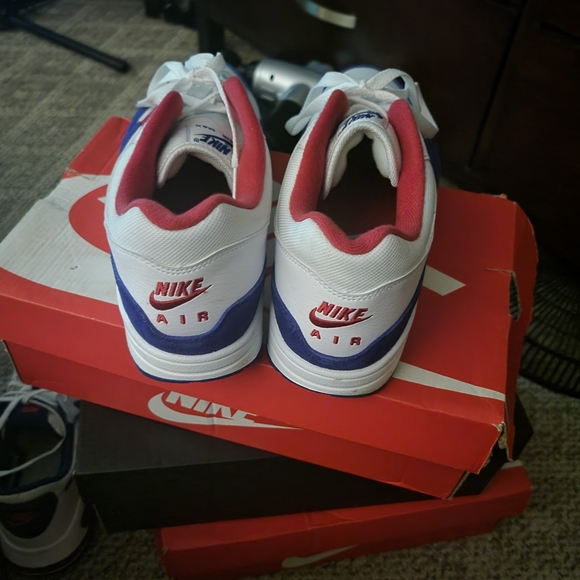 Nike - Picture 2 of 4